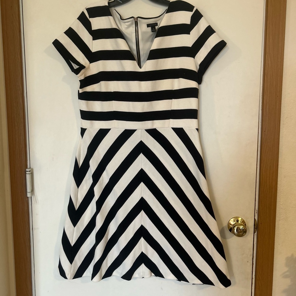 Ann Taylor lSize 12 
Black & White Horizontal Diagonal
Striped Dress